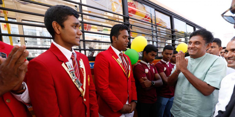 අධිසුඛෝපභෝගී සැප විඳින සමාජවාදීන්! සියලු සැප විඳින සමාජවාදීන්! VIP සමාජවාදීන්! රටේ දරුවන් දුක් විඳින කොට පිටරට විශ්වවිද්යාලවල ළමයින්ව උගන්වන්න යවන සමාජවාදීන්! කාඩ්බෝඩ් සමාජවාදීන්! මට මොන අපහාස කළත් දුප්පත් පාසල්වල දරුවන්ට බස් එකක් දෙන එක මම නවත්වන්නේ නෑ! ගල්කිස්සටත් බස් එකක් අරන් ගිහින් සජිත් කියයි! (VIDEO & PHOTOS)