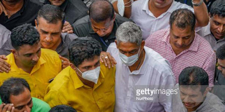 හොරු අල්ලන්න.. හොරා කාපු සල්ලි ගේන්න.. දරුවො විනාශ කරන කුඩු උවදුර නැති කරන ඊළඟ ආණ්ඩුවේ වගකීම යුද්ධය දිනාපු වීරයා ෆීල්ඩ් මාෂල් සරත් ෆොන්සේකාට! සජිත් ජනතාවට පොරොන්දුවක් දෙයි! VIDEO