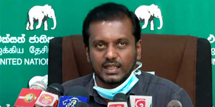 ජනාධිපති උපදේශක හදිසියේ ප්‍රවෘත්ති සාකච්ඡාවක් තියලා අර්බූදයේ දිග පළල පෙන්නන්න! ඡන්ද තියන්න එපා කියලා තමයි කියන්නේ! ලස්සනම කතාව මොකද්ද දන්නවාද? දෙකෝටි විසි ලක්ෂයෙන් දෙදාහක් විතරලු ඡන්දෙ ඉල්ලලා පාරට බැස්සෙ! ඒ ගාණ මදි කියලත් කියනවා! (VIDEO)