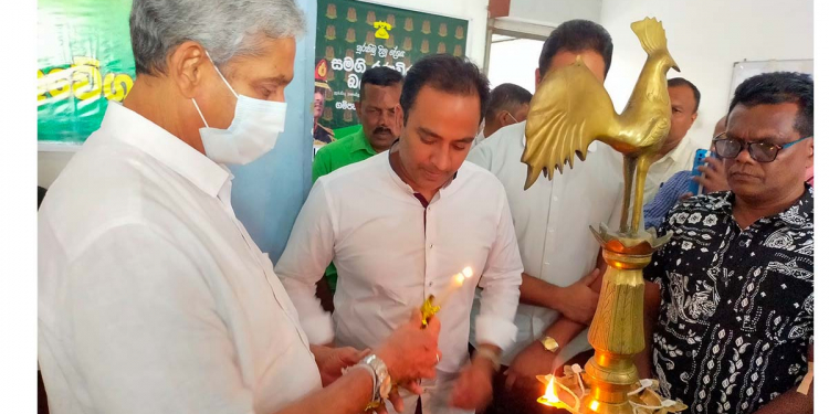 දූෂණය නැති කරන එක ගැන ජවිපෙ මහා ලොකුවට කතා කළාට ඒක කරන්න පුලුවන් මිනිස්සු ජවිපෙ නෑ! ඕවා කියන අයගෙ පහුගිය පැටිකිරිය බලන්න ඕනේ! කරපු කෙරුවාවල් බලන්න! එහෙම බැලුවාම ඒකෙ කවුරුත් නෑ! ෆීල්ඩ් මාෂල් ජවිපෙට එකතු වෙනවා කියලා කියපු එවුන්ට ෆොන්සේකා සජබ ගම්පහ සටන අරඹමින් කන හරහාම ෂොට් එක දෙයි! (VIDEO)