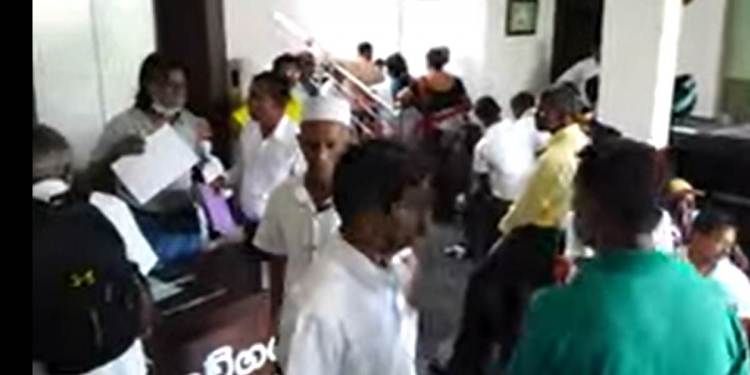 නාමයෝජනා ඉල්ලන්න සජබ මූලස්ථානයට මහා සෙනගක්! ඡන්දෙ කල් දාන්න හදන්නේ මේ රැල්ලට බයේද? (VIDEO)