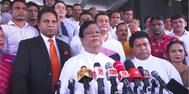 මෙන්න බන්දුලලා කාරියවසම්ලා සෙට්වෙලා පොහොට්ටුවට කොළඹින් ඇප තැන්පත් කරයි! (VIDEO)