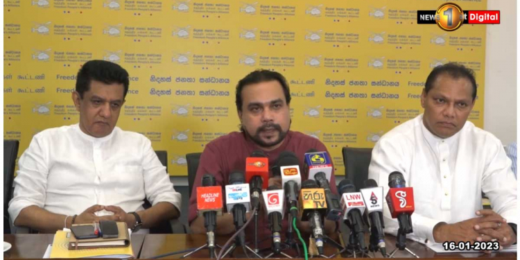 හෙලිකොප්ටර් එක කැඩුණෙත් නෑ! වැටුණෙත් නෑ! අපි ඉන්නේ එකට! දයාසිරි-විමල්-චරිත මාධ්ය ඉස්සරහට එයි! VIDEO