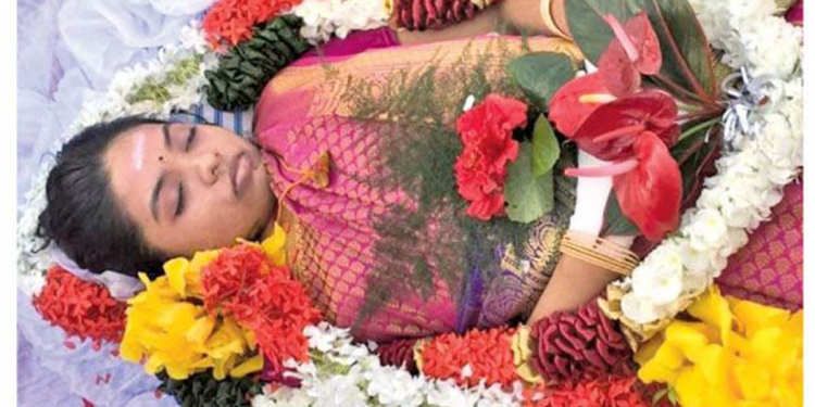 අවුරුදු 2ක පෙමට මව්පියන් විරුද්ධ වී යාපනේ තරුණිය ‌ගෙලවැළලාගෙන මැරිලා! පෙම්වතා හොරෙන්ම ගෙදරට ඇවිත් කසාදයේදී ගෙලට දාන තාලි කොඩිය බැඳලා ගිහිල්ලා!