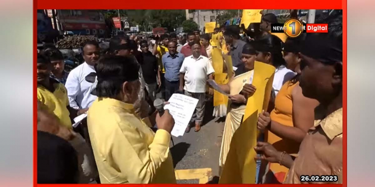 ඩලස් සමග හෙළිකොප්ටරයත් ඡන්දය ඉල්ලා පාරට බහී! දැන් ඔක්කොම බැහැලා! ඡන්දෙ ඉල්ලන්නේ නැත්තේ පොහොට්ටුවයි අලියයි විතරයි! VIDEO