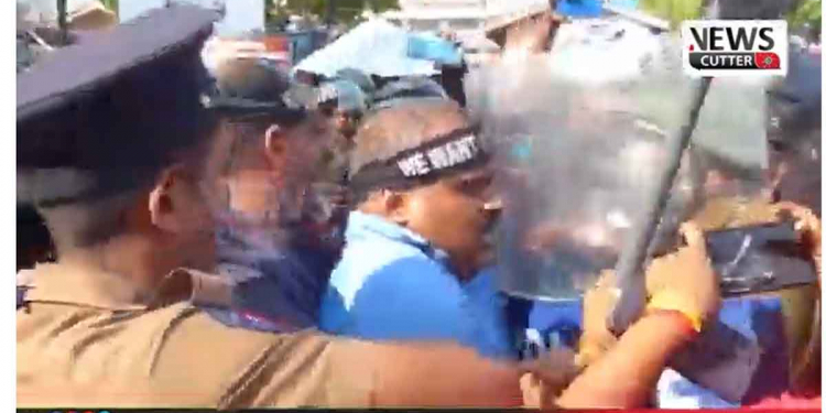 රනිල් යාපනේ සිටිද්දී යළිත් විරෝධතා! පාර්ලිමේන්තු මන්ත්රීවරයකු ඇතුලු 17ක් පොලිසියෙන් අත්අඩංගුවට ගනී! VIDEO