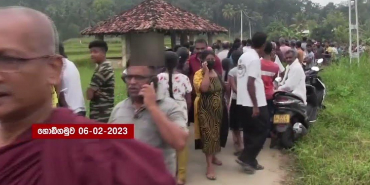 දරු දෙදෙනා මරා තාත්තත් දිවි නසාගත් ඛේදවාචකයට හේතුව හෙළිවෙයි! සල්ලි හොයන්න මව රට යන එකට තාත්තයි දරුවො දෙන්නයි විරුද්ධ වෙලා! එන්න කිව්වට ගෙදර ඇවිල්ලත් නෑ! අන්තිමේ දරුවො දෙන්නගෙ සිරුරු විතරක් මව බාර අරන්!
