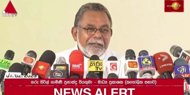 රටේ ආර්ථිකය බිඳ වැටිලා! නීතියේ ආධිපත්‍යය බිඳ වැටිලා! ළමයි මන්දපෝෂණයෙන්! කර්මාන්ත කඩා වැටිලා! මානව අයිතිවාසිකම් උල්ලංඝනය වෙලා! ජනතා නිදහස නැති කරලා! ‌බෙහෙත් නැතිව රෝගීන් අනතුරේ! රට බං‌කොලොත් වෙලා! එහෙම තියෙද්දි කෝටි ගණන් වැය කරලා සමරන්න තියෙන අභිමානවත් නිදහස මොකද්ද? කතෝලික සභාව නිදහස් උළෙල වර්ජනය කරන්න තීන්දු කරයි! VIDEO