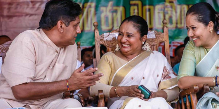 ගෙනාවා විහාරමහාදේවිය! ගෙනාවා දුටුගැමුණු! අපිද ගෙනාවේ? අපිද චන්ද්‍රිකාට මහින්දට ජැක් ගැහුවේ! සජිත්ගේ වේදිකාවට පළමුවරට නැග්ග දමිතා පොලොන්නරුව හෙල්ලෙන්න කතා කරයි! VIDEO