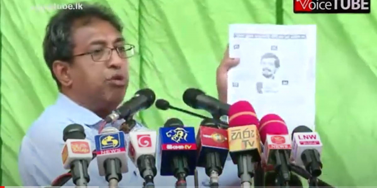 මේවට රැවටෙන්න එපා සහෝදරවරුනි…! එහෙම හිතලා දුන්නොත් අපි ඉවරයි! පත්තරයක් වේදිකාවට අරන් ඇවිත් ආචාර්ය හර්ෂ මහා ජනකායක් ඉස්සරහ කියපු දේ! VIDEO