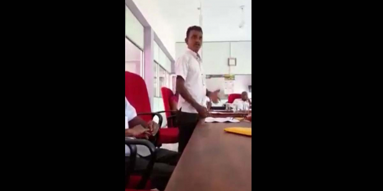 වැලිවිටියේ පෙරළියක්! ජවිපෙ මන්ත්‍රී පක්ෂෙන් ඉල්ලා අස්වී සජබෙ සමග එකතු වෙයි!  VIDEO