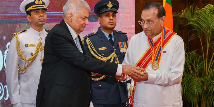 රනිල්ගෙන් කරුට සම්මානයක්! PHOTOS