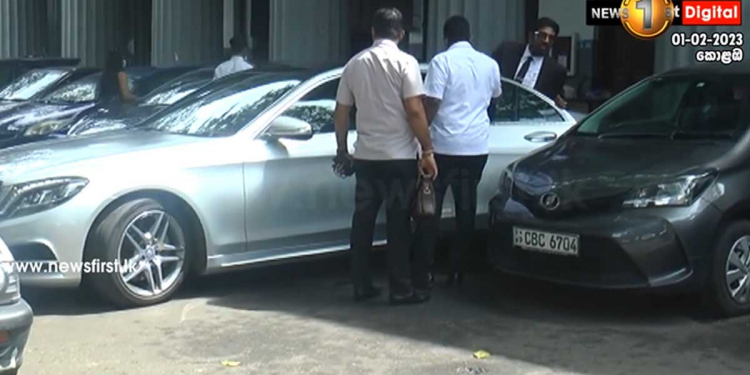 නඩුවට උසාවි ආ කෙහෙළියට මාර අවුලක් වෙයි! උසාවි භූමියේදී නිල රථය හරස් කර තවත් වාහනයක් ගහලා! රියැදුරුට වාහනය අරගන්න බැරිවෙයි! පස්සේ වෙනත් වාහනයක් ඇවිත් කෙහෙළියව අරන් යයි! VIDEO