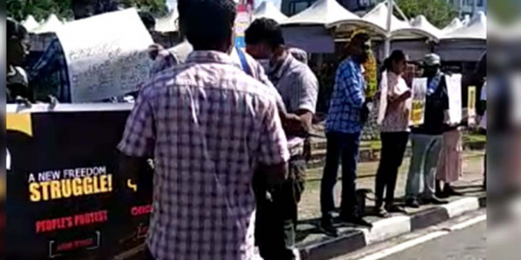 ගෝල්ෆේස් නිදහස සමරද්දී පාර්ලිමේන්තු වටරවුමේ සරසවි සිසුන් විරෝධයේ!