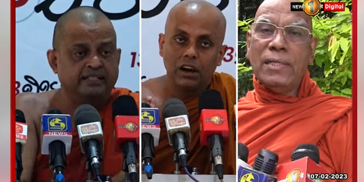 ජනාධිපතිගේ බොරු ගෞරවයට මහනායක හිමිවරු රැවටිලා නෑ! උන්වහන්සේලා 13 ඉවත් කරගන්න කියලා ජනාධිපතිට දැනුම් දුන්නා! මේ හදන්නේ ජාතිවාදී කෝලාහලයක් පටන් ගන්න! 13ට එරෙහිව මහා සංඝරත්නය අද කොළඹදී දැවැන්ත සත්‍යග්‍රහයක!