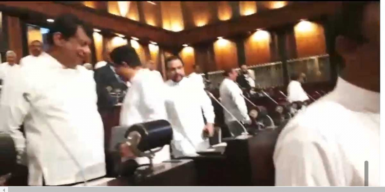 රනිල් සභාව ඇතුළට එද්දී ‘රාජාසන මේනියාව’ කියමින් රනිල්ට විරෝධය පළකොට පාර්ලිමේන්තු මන්ත්‍රීවරුන් පිටව ගිය වීඩියෝව එළියට එයි! VIDEO