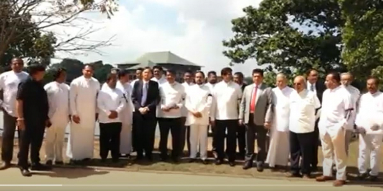 ‘රාජාසන මේනියාව’ කියලා රනිල් පාර්ලිමේන්තුවට එද්දී විරෝධය පළ කොට එළියට බැහැපු විපක්ෂයේ ‘නිදහස්’ මන්ත්‍රීවරු පාර්ලිමේන්තුව ඉදිරිපිට සිට ජනතාව අමතයි! VIDEO
