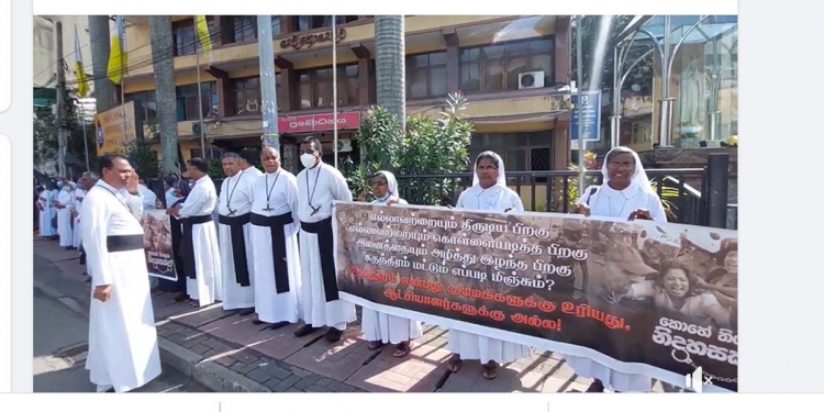 මරදානේ අරගලයට පොලිසියයි මැරයොයි ගහපු ගැහිල්ලට එරෙහිව කතෝලික පියතුමන්ලා පාරට බහියි! VIDEO
