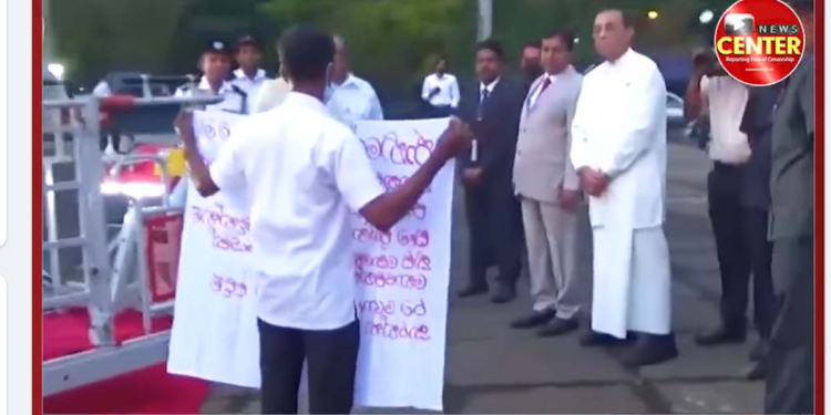 ගාඩ් එක දාගෙන ඩී.එස්. පිළිරුවට මල්මාල දාන්න ආපු විජේදාසට-කරුට-රුවන්ට-රෝසිට තනි මිනිහෙක් බය නැතිව විරෝධය පළ කරයි! VIDEO
