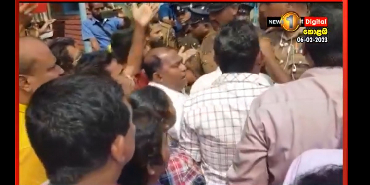 මුදල් අමාත්‍යංශය අසල උණුසුම් වෙයි! ‘නටාගෙන එන්න එපා! තියාගන්න ඔයාගෙ ඔය බම්බුව!’ පොලිසියයි වෘත්තීය සමිතියි මුහුණට මුහුණ හැප්පෙයි! VIDEO