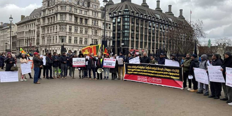 ලංකාවේ ඡන්දෙ කල් දැමීමට එරෙහිව එංගලන්ත පාර්ලිමේන්තුව ඉස්සරහ ශ්‍රී ලාංකිකයො උද්ඝෝෂණ කරයි! PHOTOS