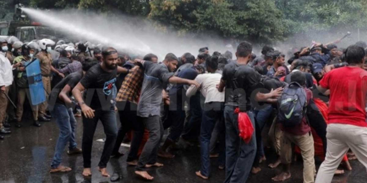 වසන්ත එළියට එද්දී ආණ්ඩුවේ මර්දනයට එරෙහිව කැලණි සිසුන් පාරට බහී! පොලිසියෙන් වතුර ගහයි!
