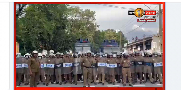 වසන්තයි සිරිධම්ම හිමියි පෙරටු කොටගෙන අන්තරේ සිසුන් පාරට බහී! පොලිසිය මග අහුරයි! උසාවි නියෝගය කියවයි! VIDEO