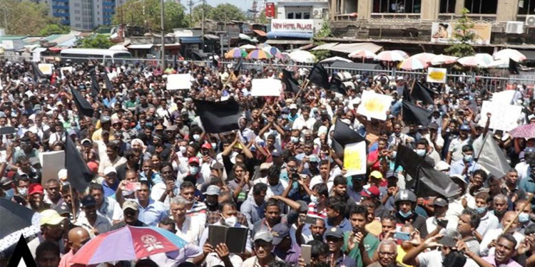 වෘත්තීය සමති එකමුතුව කිව්වා වාගේම කොටුවට බහී! එක මංතීරුවක් වසයි! VIDEO