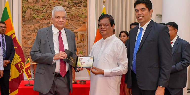 ඇමැති බන්දුලයි ශාන්තයි නුවර ගිහින් නිදහස් දවසට ගහපු මුද්දරය ජනාධිපතිට බාර දෙයි!