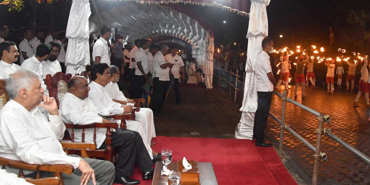 මැතිඇමැතිවරු පිරිවරාගෙන රනිල් ජනරජ පෙරහර බලයි!