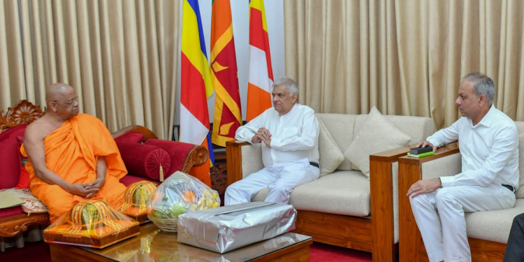 ජනපති මහනුවර ගිහින් මල්වතු-අස්ගිරි මහානාහිමිවරුන් බැහැදකී! PHOTO