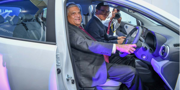 ජනපති අලුත් කාර් එකකට නගියි!