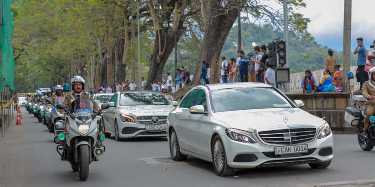 තානාපතිවරු-මහකොමසාරිස්වරු 17ක් කොළඹ ඉඳන් නුවර ගිහින් රනිල්ට අක්තපත්ර බාරදෙයි! දුර කිලෝමීටර් 123යි! ගමනට පැය 3යි! නුවර පාරවල් වැහෙයි! VIDEO