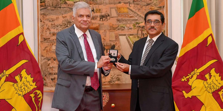 නිදහසට ගහපු සමරු කාසියත් මහබැංකු අධිපති නන්දලාල් නුවරටම ගිහින් ජනාධිපතිට බාර දෙයි!