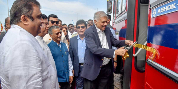 රනිලුත් බස් බෙදයි! PHOTOS