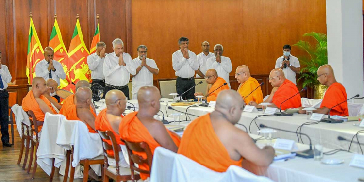 අවුරුද්ද අන්තිමේදී ජනතාවට සහන දෙනවා! රනිල් මහනුවරදී නාහිමිවරුන්ට කියයි! VIDEO
