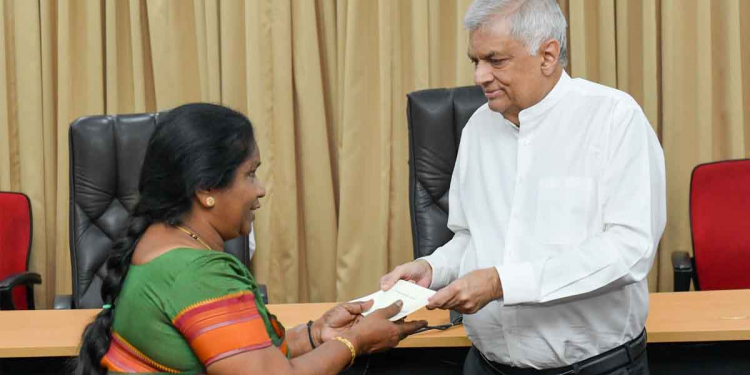 යාපනේ ගිය රනිල් ඉඩම් බෙදයි!