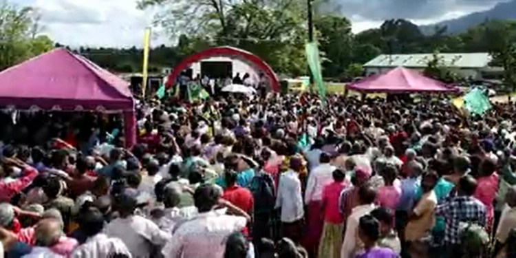 සජිත් ප්‍රේමදාස මහත්තයා මිනී මරලා තියෙනවද? නෑ.. නෑ.. නෑ…! සජිත් මිනිස්සුන්ව තලලා පෙලලා තියෙනවද? නෑ.. නෑ.. නෑ..! සජිත් හොරකම් කරලා තියෙනවාද? නෑ.. නෑ.. නෑ..! සජිත් වැරදි වැඩ කරලා තියෙනවද? නෑ.. නෑ.. නෑ..! එහෙනම් ඇයි මේ මනුස්සයාට රට බාර දෙන්නේ නැත්තේ? මහියංගනය එකම හිස් ගොඩක්! VIDEO