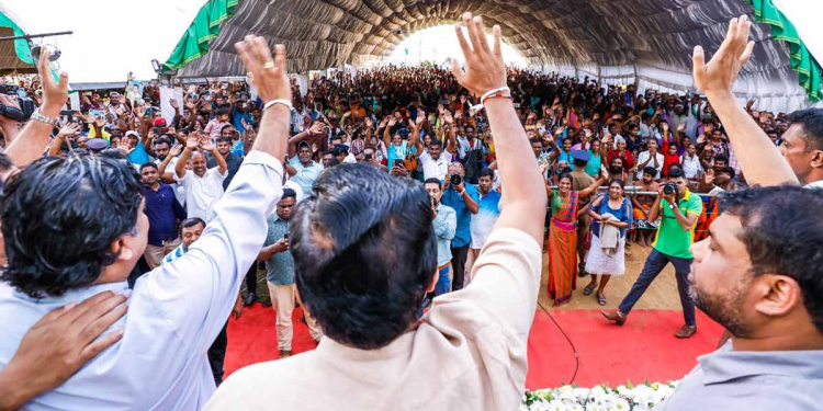 පුළුවන්නම් ඡන්ද කල් දාන්න! මුලු රටම කොළඹට අරන් එනවා! ලෑස්ති වෙන්න කොළඹ වටලන්න! හපුතලේ ගිය සජිත් ජනතාව සටනට ලෑස්ති කරයි! VIDEO & PHOTOS