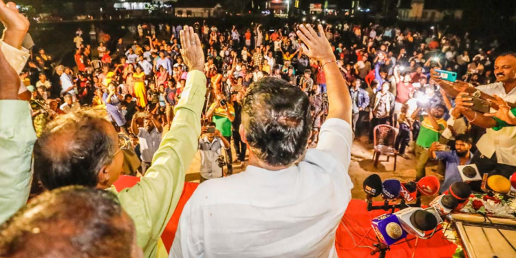 පහුගිය කාලෙ දේශපාලකයන් දුන් ‌බොරු පොරොන්දු නිසා ජනතාවට දේශපාලකයන් නීරස වෙලා! හැබැයි අපි කරන්නේ දේශපාලනයක් නෙමෙයි! දේශ සේවයක්! සජිත් පදිරිප්පුවට එද්දී රෑ වෙයි! සජිත්ගේ කතාව අහන්න රෑ වෙනකම් ජනතාව අවදියෙන්! VIDEO & PHOTOS