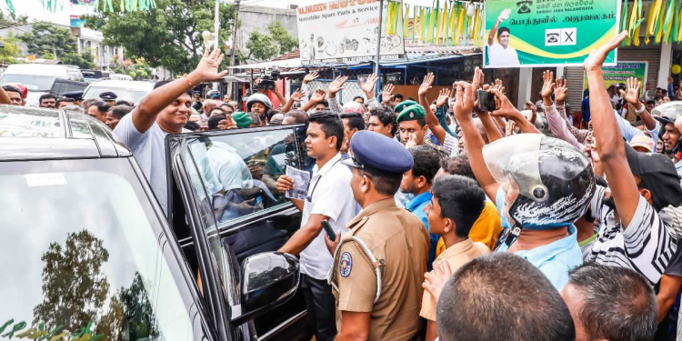 අත්පොලසන් මැද ජන ඝෝෂා මැද සජිත් නැගෙනහිර සටනට මුලපුරයි! බයවෙන්න එපා සහෝදරවරුනී! රාජපක්ෂලා හොරාකාපු හැම සතයක්ම මේ රටට ගේන වැඩපිළිවෙළ අපි හදලා ඉවරයි! VIDEO & PHOTOS