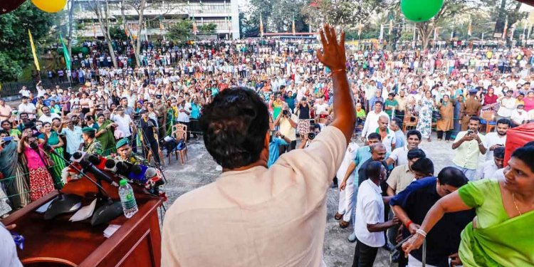 ජනාධිපතිතුමා නම් හීන හැබෑ කරන්නවා! රාජාසන කතා කළා! රට බංකොලොත් වෙලා තියෙද්දිත් නිදහස් උත්සව තිබ්බා! හැබැයි ජනතාවගේ හීන ඔක්කොම විනාස කරලා! මහියංගනේ සජිත්ගේ රැළියටත් සෙනග කන්දරාවක්! VIDEO & PHOTOS