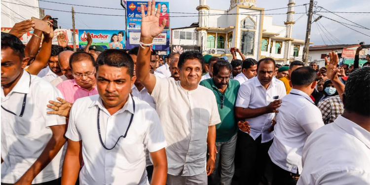 එක එක සංවිධාන එක්ක ගිවිසුම් ගහලා ජනජීවිත විනාශ කරන්න ආණ්ඩුවට ජනවරමක් නෑ! පොහොට්ටුවට දීපු වරමත් දැන් කල් ඉකුත් වෙලා! අලුත් ජනවරමක් එක්ක රට ගොඩගන්න හැටි සජිත් මිනුවන්ගොඩට ආ මහසෙනගට කියයි! VIDEO & PHOTOS