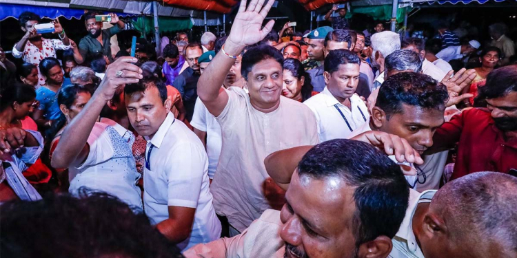 කයිවාරු ගහන සමහර පක්ෂ උතුරු-නැගෙනහිර පැත්ත පළාතේ එන්නෙ නෑ! ඒ අය හිතන්නේ මේ පළාත් අපේ රටට අයිති නෑ කියලයි! අපි එහෙම නෑ! අපි මුලු රටම එක වගේ සංවර්ධනය කරනවා! රිෂාඩ් එක්ක මන්නාරමට ආ සජිත් ජනතා අත්පොළසන් මැද කියයි! VIDEO & PHOTOS