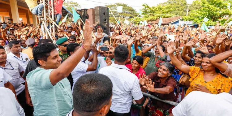 මට පෑඩ් මෑන් බස් මෑන් කිව්වත් ‌රටේ සංවර්ධන ගමන මම කිසිසේත්ම නවත්වන්නේ නෑ! රටට විසඳුම් දෙන්න කලින් අඩුම තරමේ තමන් ඉගෙන ගත් ඉස්කෝලෙටවත් යමක් කරන්න! සජිත් යළිත් තඹුත්තේගමට ගිහින් මහ සෙනගක් මැද මෙහෙම කිව්වේ කාටද? VIDEO & PHOTOS