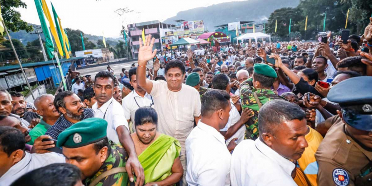 රට විනාශ කළේ රාජපක්ෂලා කියලා මුලු රටම දන්නවා! හැබැයි ඒ රාජපක්ෂවරුන්ව රැකගන්නේ රනිල් වික්‍රමසිංහ! මේ විනාශකාරී අලි-කපුටු-පොහොට්ටු ආණ්ඩුව පන්නා දාලා හොරකම් කරපු සල්ලි රටට ගේනවා! සජිත් බදුල්ලට! පක්ෂයෙන් අයින් වුණා කියපු වඩිවේලුත් ඇවිත්! VIDEO & PHOTOS