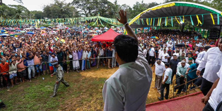 දඹුල්ලේ ගොවියො වගා කරගෙන සතුටින් හිටියා! රාජපක්ෂ පවුලයි පොහොට්ටුවේ හොරු ටිකයි ගොවියන්ගෙ ජීවිත විනාශ කළා! අපේ කෘෂිකර්ම ප්රතිපත්තිය මෙන්න! ගොවියො පිරිවරාගෙන සජිත් දඹුල්ලට එයි! VIDEO & PHOTOS