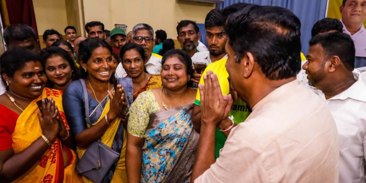 පොහොර සහනාධාරයත් කපලා පිටරටින් අසූචි පොහොරත් ගෙනල්ලා වගාවත් විනාශ කළා! ඒ විතරක් නෙමෙයි ගොවියො රෝගීන් කළා! සජබ ආණ්ඩුවකදී ගොවියන් සවිබල ගන්වන හැටි සජිත් වව්නියාවේදී කියයි! VIDEO & PHOTOS