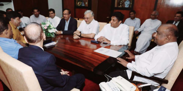 විපක්ෂ නායක සජිත් පෙරටු කොටගෙන විපක්ෂය කතානායකගේ කාමරයට යයි! වහාම මුදල් ලේකම් පාර්ලිමේන්තුවට කැඳවන්න ඉල්ලයි! ඡන්දෙට සල්ලි නිදහස් කිරීමේ යෝජනාවක් පාර්ලිමේන්තුවේදී සම්මත කරන්න තීන්දු කරයි! VIDEO & PHOTOS