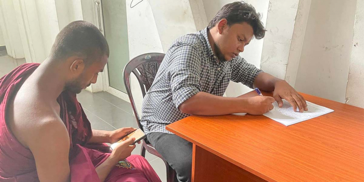 පැහැරගෙන ගියා! තර්ජනය කළා! තැන්තැන්වල තියාගත්තා! බොරු සාක්ෂි දුන්නා! වසන්ත පොලිසියට එරෙහිව මානව හිමිකම් යයි! PHOTOS